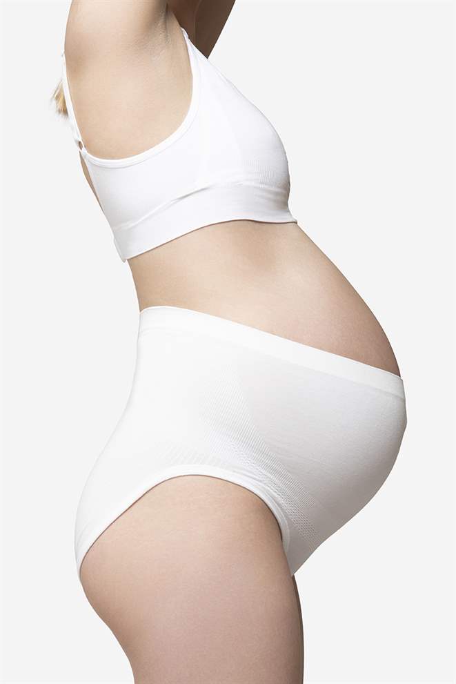 Weiche weiße Schwangerschaftsunterhose für über dem Bauch - von der Seite gesehen