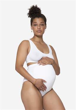 Weiche weiße Schwangerschaftsunterhose für über dem Bauch - Vorderansicht, In voller Figur zu sehen