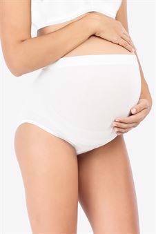 Weiche weiße Schwangerschaftsunterhose für über dem Bauch - Vorderansicht schwangerer