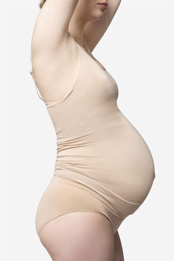 Beige Stilltop aus Bambus (aus biologischem Anbau) mit eingebautem BH - Aussen aufnahme
