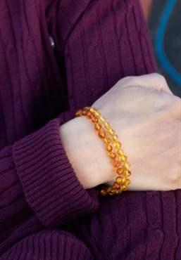 Adult amber bracelet - Honey - 100% natural material -  zur Hand gesehen