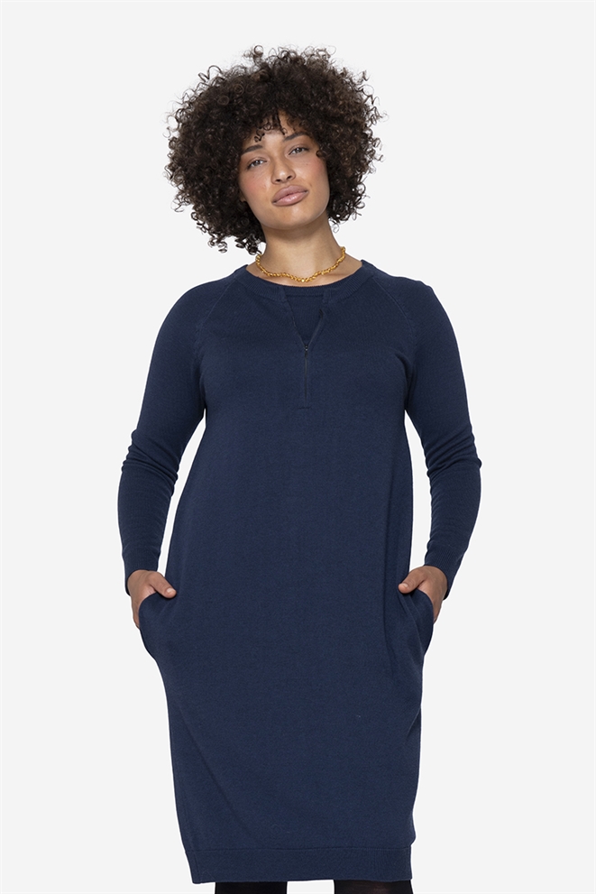 Blaues Stillkleid aus Mulesing free Merino - Vorderansicht