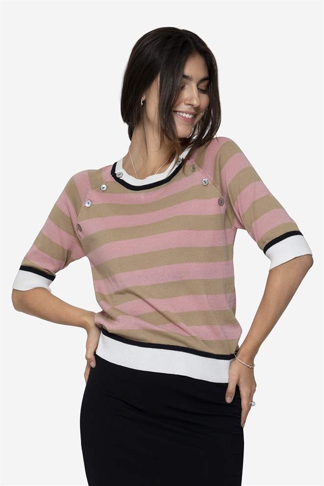 Gestreiftes Stillshirt mit kurzen Ärmeln aus Bio-Baumwollstrick, in voller figur zu sehen