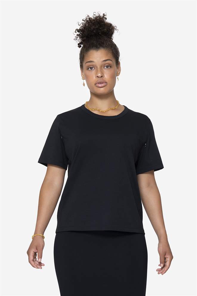 Klassisches schwarzes T-Shirt aus 100% Bio-Baumwolle mit Stillfunktion - Vorderansicht