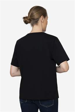 Klassisches schwarzes T-Shirt aus 100% Bio-Baumwolle mit Stillfunktion - von hinten zu sehen
