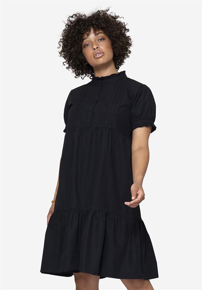 Lockeres Stillkleid aus Bio-Baumwolle in schwarz - in voller Figur zu sehen
