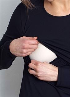 Schwarze, klassische Stillbluse aus ökologischer Baumwolle - Mit Stillfunktion zu sehen