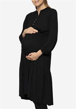 Schwarzes Boheme Stillkleid aus Bio-Bambus - in voller Figur zu sehen